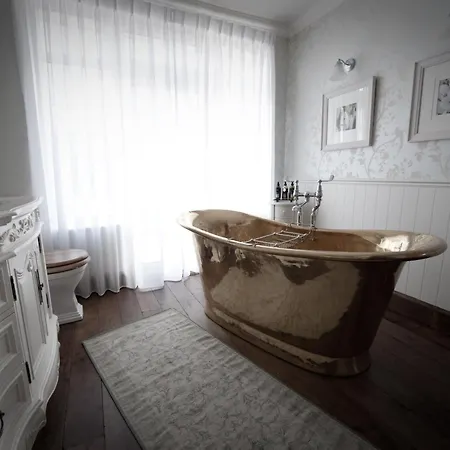 Wild Boar Estate Inn 4*